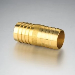 Existe-t-il des réglementations concernant l'utilisation de raccords en laiton dans la plombe...